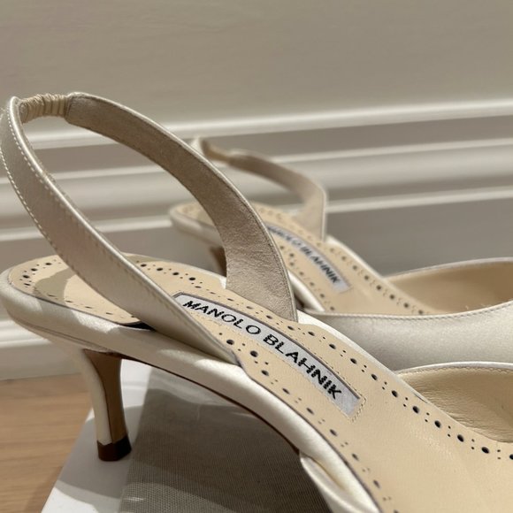 Manolo Blahnik - CAROLYNE BRIDE white satin pumps - Picture 7 of 11